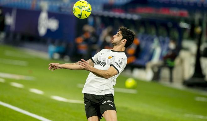 Guedes controla un balón en el Levante UD - Valencia CF (Foto: Valencia CF).