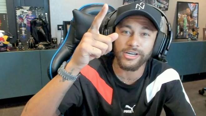 Neymar, con su silla de 'gamer'.