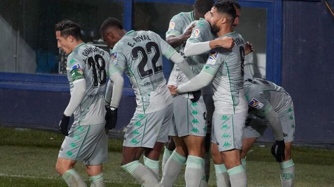 Los jugadores del Betis celebran uno de los goles al Osasuna (Foto: EFE)