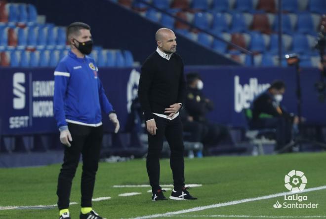 Paco López mira a sus jugadores durante el derbi (Foto: LaLiga).