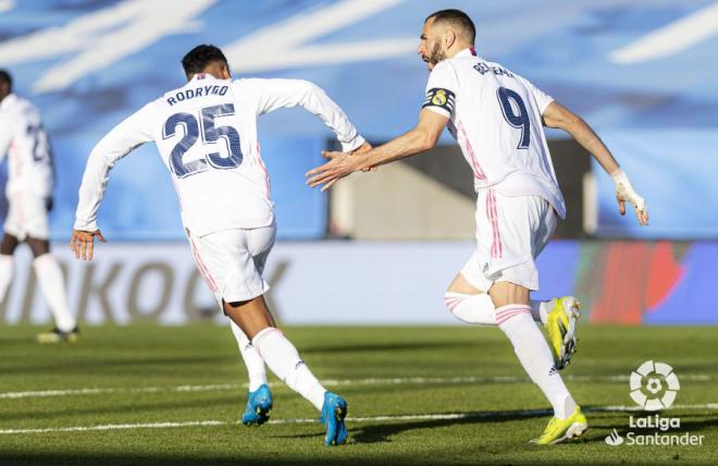 Benzema celebra uno de sus goles con Rodrygo.