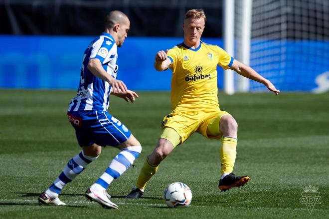 Jonsson presiona a Laguardia (Foto: Cádiz CF).