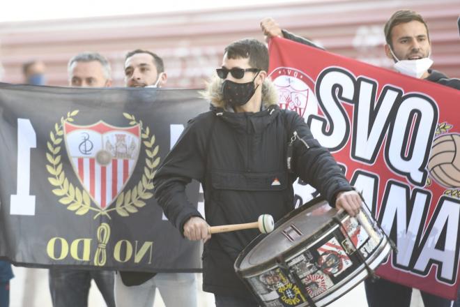 Los Biris y aficionados del Sevilla acuden al Sánchez-Pizjuán para animar a su equipo en la previ