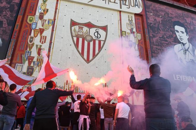 Los Biris y aficionados del Sevilla acuden al Sánchez-Pizjuán