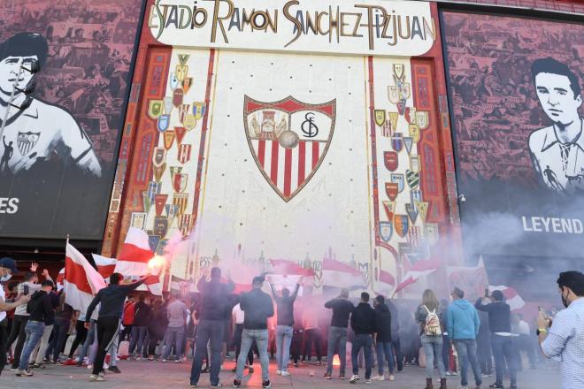 Los Biris y aficionados del Sevilla acuden al Sánchez-Pizjuán para animar a su equipo en la previa del derbi. 