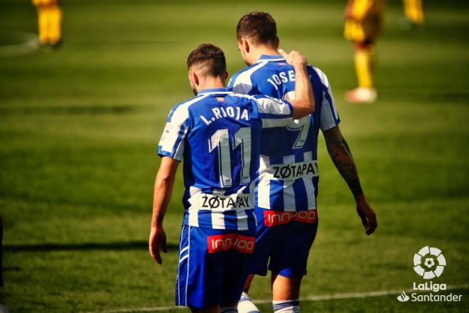 Luis Rioja y Joselu celebran el 1-0 en el Alavés-Cádiz (Foto: LaLiga).