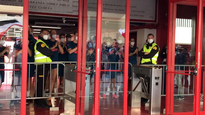 Parte de la plantilla del Sevilla saluda a los aficionados antes del derbi. (Foto: Kiko Hurtado).