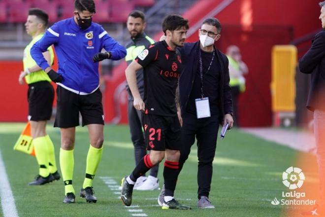 Silva se retira dolorido durante el Granada-Real Sociedad (Foto: LaLiga).