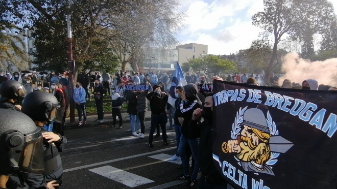 Los aficionados del Celta mostrando su apoyo al filial en la previa del derbi