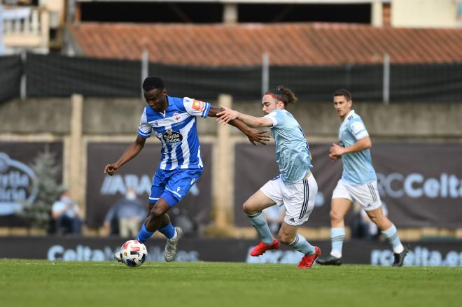 Uche Agbo protege un balón en el Celta B-Dépor (Foto: RCD).