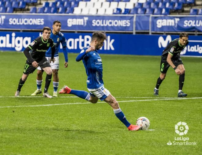 Sergio Tejera transforma el penalti en el Real Oviedo-Leganés (Foto: LaLiga).