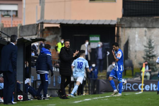 De la Barrera aplaude a sus jugadores en el Celta B-Dépor (Foto: RCD).