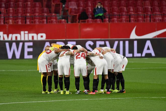 Los jugadores del Sevilla, antes del derbi (Foto: Kiko Hurtado).