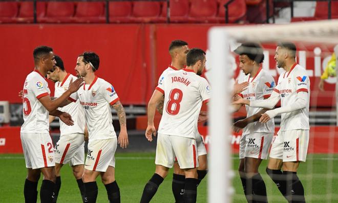 El Sevilla celebra el gol de En-Nesyri en el derbi contra el Betis. (Foto: Kiko Hurtado).