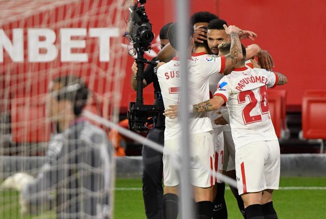 Los jugadores del Sevilla celebran un gol en el último derbi jugado en el Sánchez-Pizjuán (Foto: Kiko Hurtado)