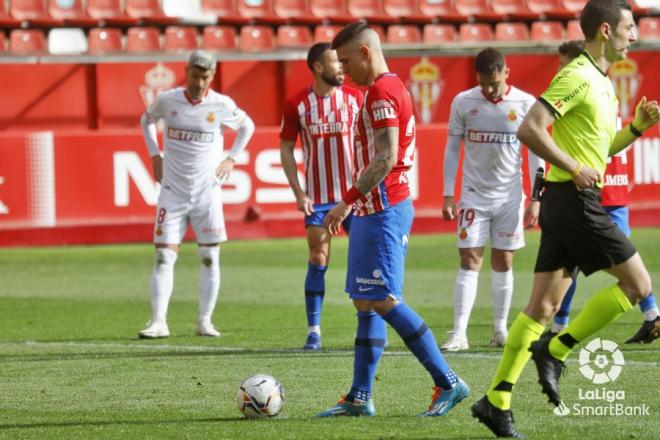 Djuka, antes de su gol de penalti en el Sporting-Mallorca (Foto: LaLiga).