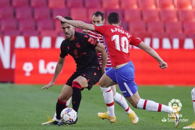 Mikel Merino intenta un regate durante el Granada-Real Sociedad (Foto: LaLiga).