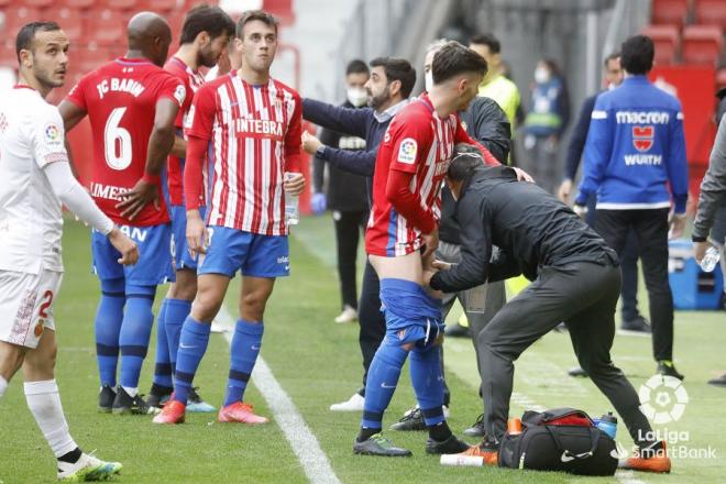 Gallego da órdenes a sus homrbes durante el Sporting-Mallorca (Foto: LaLiga).