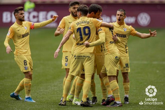 Varios jugadores del Málaga se abrazan tras el gol de Yanis (Foto: LaLiga).
