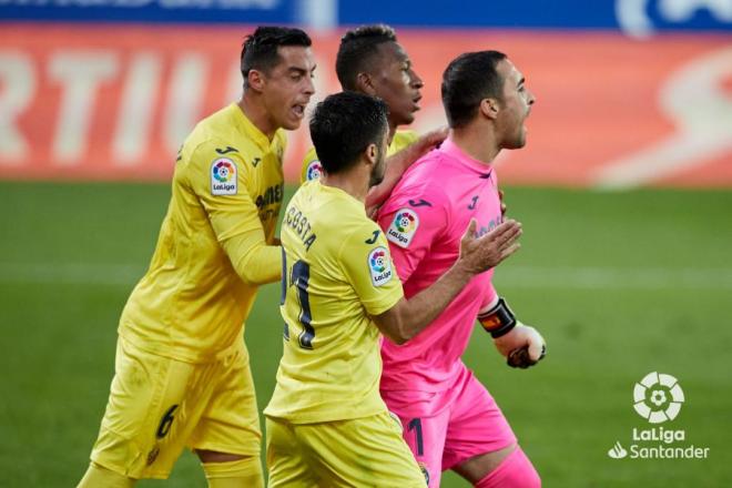 Los jugadores del Villarreal celebran un penalti parado por Asenjo.