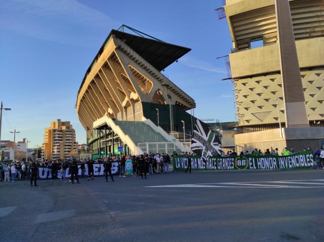 Ultras del Betis en la previa (Foto: Basilio García).