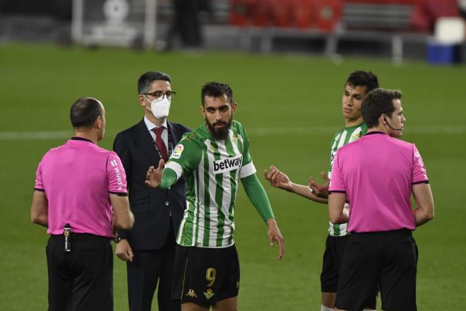 Borja Iglesias, al terminar el partido (Foto: Kiko Hurtado).
