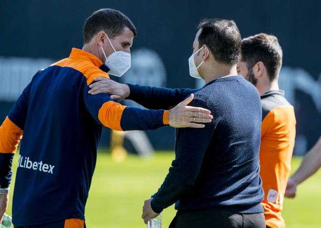 Anil Murthy saluda a Gracia durante la sesión de entrenamiento (Foto: Valencia CF)
