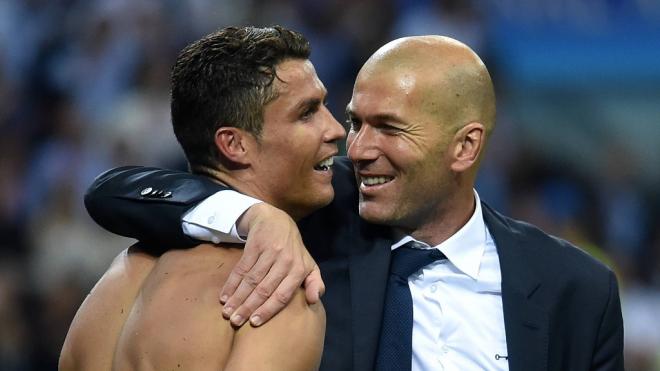 Cristiano Ronaldo y Zidane celebran un triunfo del Real Madrid.
