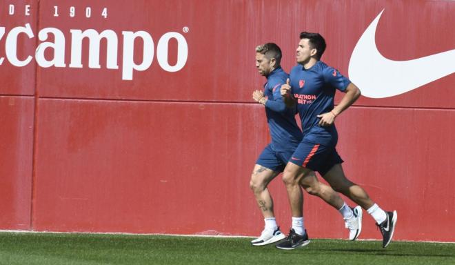 Acuña y Papu Gómez, en el entrenamiento postderbi del Sevilla FC (Foto: Kiko Hurtado).