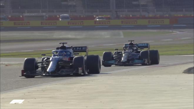 Fernando Alonso, tras adelantar a Lewis Hamilton en los test de Baréin (Foto: F1).