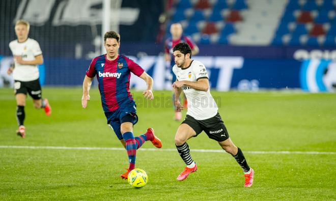 Guedes durante una jugada en el último Derbi Valenciano (Foto: Valencia CF)
