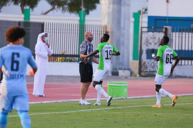 Pandiani celebra un gol con sus jugadores del Dibba Al-Hisn.