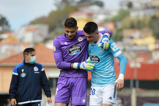 Lucho García abraza a Lautaro tras finalizar el Celta B-Dépor (Foto: RCD).