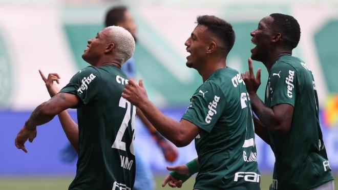 Danilo, Gabriel Menino y Patrick de Paula celebran un gol con Palmeiras.