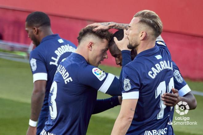 Diego Alende felicita a El Hacen tras el gol anotado al Girona FC (Foto: LaLiga).