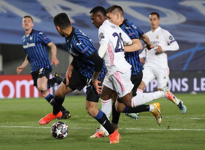 Jugada de Vinícius durante el Real Madrid-Atalanta (FOTO: EFE).