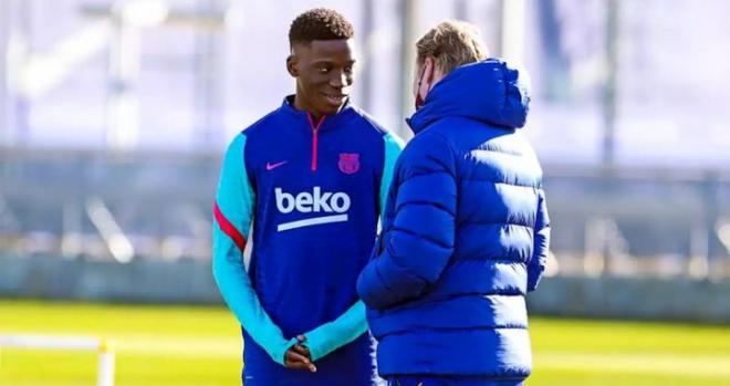 Koeman dialoga con Ilaix Moriba durante un entrenamiento del Barcelona.
