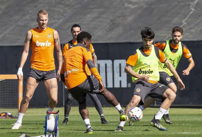 Los jugadores de la primera plantilla preparando el partido contra el Granada CF (Foto: Valencia CF