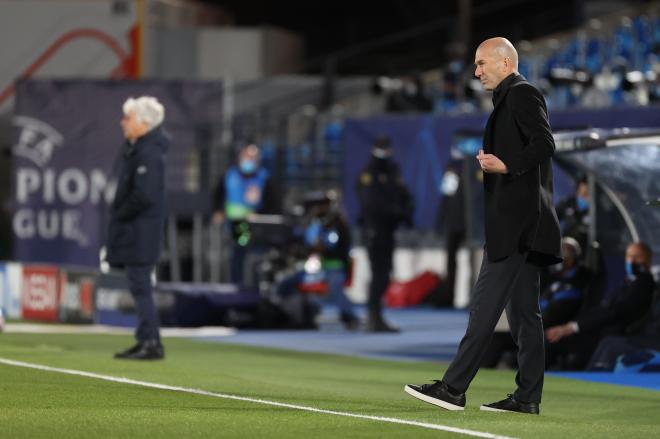 Zidane observa el partido desde la banda del Alfredo Di Stéfano (FOTO: EFE).