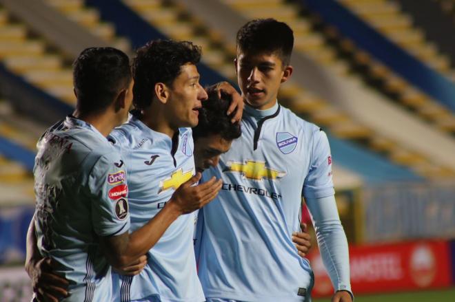 Jugadores del Club Bolívar celebran uno de los goles ante Montevideo Wanderers (Foto: Libertadores