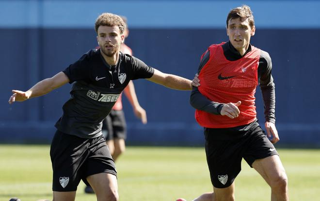 Quintana pugna por Scepovic por un balón (Foto: Málaga CF).