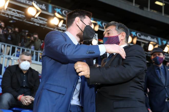 Joan Laporta y Leo Messi se abrazan en el palco del Camp Nou (Foto: FCB).