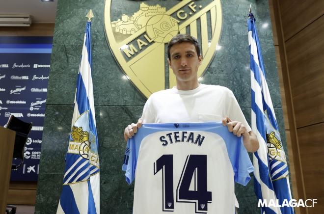 Scepovic, con su nueva camiseta en La Rosaleda (Foto: Málaga CF).