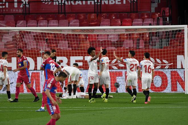 Los jugadores del Sevilla celebran el 1-0 ante el Elche (Foto: Kiko Hurtado).