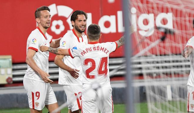 Franco Vázquez celebra el gol con De Jong y Papu Gómez. (Kiko Hurtado).