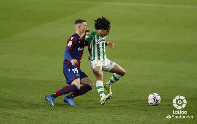 Carlos Clerc presiona a Láinez durante el Real Betis-Levante (Foto: LaLiga).