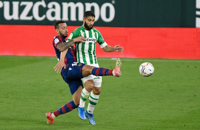 Rubén Vezo intercepta el balón ante Fekir durante el Real Betis-Levante (Foto: Kiko Hurtado).