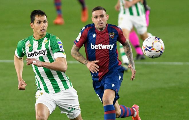 Roger Martí persigue un balón ante Mandi durante el Real Betis-Levante (Foto: Kiko Hurtado).