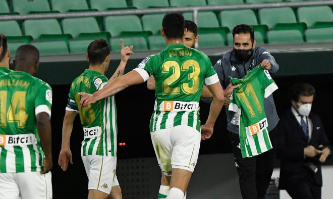 Nabil Fekir le dedica el gol a su compañero Cristian Tello (Foto: Kiko Hurtado).