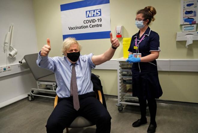 Boris Johnson, vacunado contra el coronavirus con AstraZeneca.